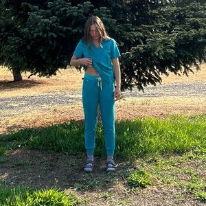 EUC small Figs scrub set